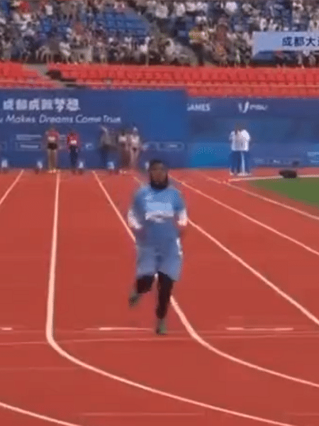 Atleta da Somália durante os 100m no Mundial de Jogos Universitários 