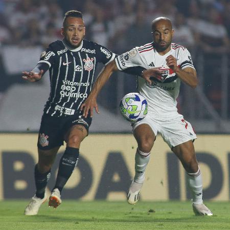 Maycon e Lucas brigam pela bola em São Paulo x Corinthians, duelo ocorrido no Morumbi