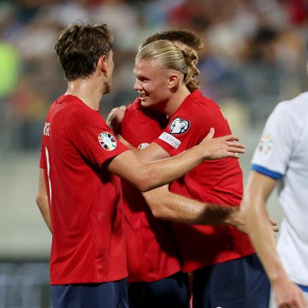 Haaland comemora gol da Noruega contra Chipre, pelas Eliminatórias da Euro