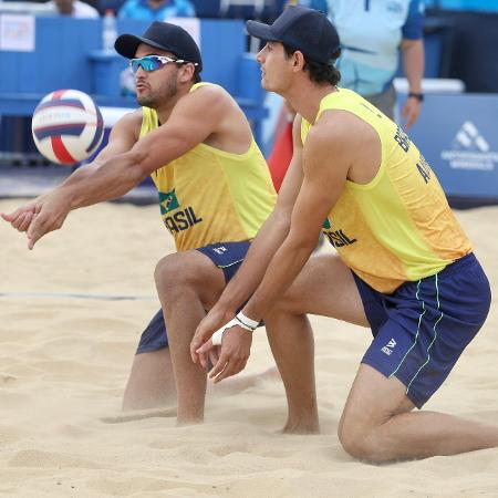 André Stein e George, do vôlei de praia, em ação nas quartas de final do Pan 2023