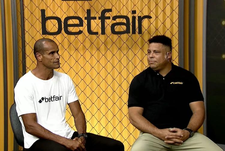 Fenômeno ao lado do ex-colega Rivaldo durante entrevista da Betfair