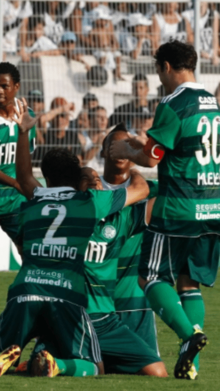 Max Pardalzinho comemorando gol pelo Palmeiras