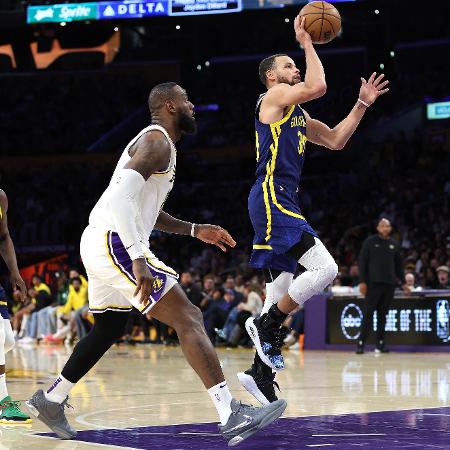 Lebron James na marcação de Stephen Curry, em duelo entre Los Angeles Lakers e Golden State Warriors, na NBA