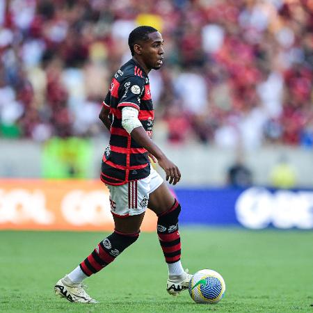 Lorran, do Flamengo, em ação no jogo contra o Corinthians, pelo Brasileirão