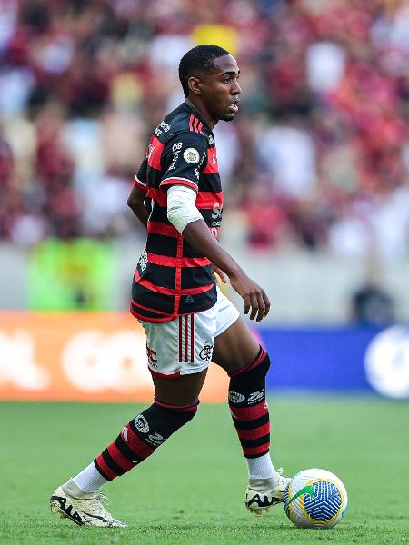 Lorran, do Flamengo, em ação no jogo contra o Corinthians, pelo Brasileirão