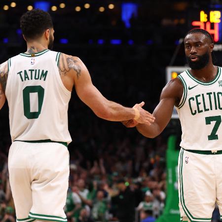 Jaylen Brown e Jayson Tatum durante jogo do Boston Celtics contra Indiana Pacers