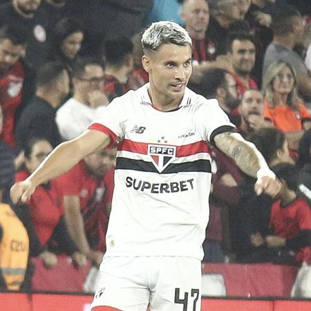 Ferreirinha, do São Paulo, celebra gol marcado sobre o Athletico