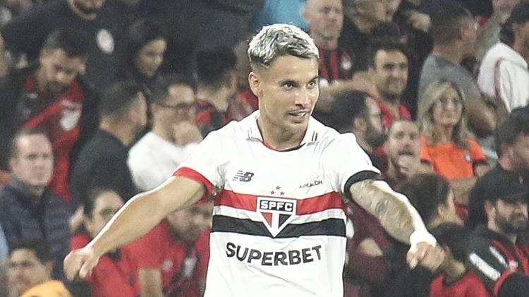 Ferreirinha, do São Paulo, celebra gol marcado sobre o Athletico em partida do Campeonato Brasileiro