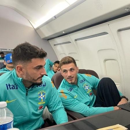 Rafael e Bento, goleiros da seleção brasileira, assistem a jogo entre Athletico x São Paulo, pelo Brasileirão, no avião
