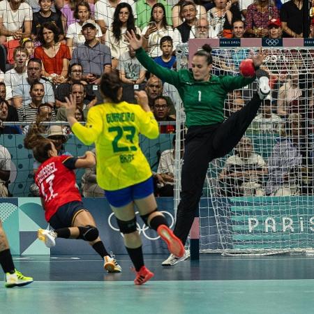 A goleira Gabi Moreschi faz defesa em vitória na estreia da seleção feminina contra a Espanha