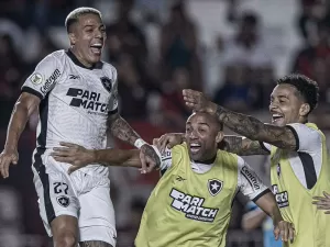 Com chuva de pênaltis, Botafogo goleia Atlético-GO e assume liderança