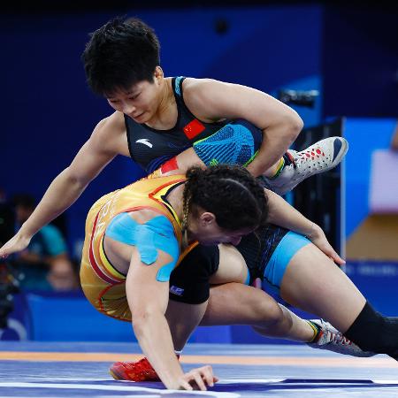 Brasileira Giullia Penalber durante luta contra Kexin Hong, da China, no wrestling, nas Olimpíadas de Paris