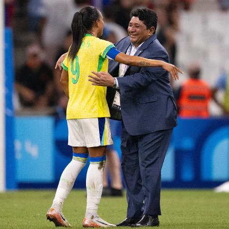 Ednaldo Rodrigues cumprimenta Adriana após a semifinal do futebol feminino nas Olimpíadas - Eurasia Sport Images/Getty Images