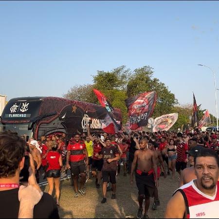 Torcida faz 'AeroFla' antes de embarque do elenco para jogo com o Peñarol, pela Libertadores