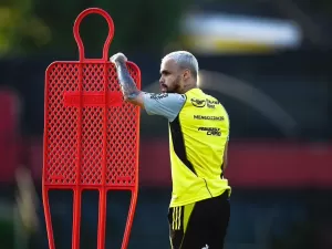 Michael treina e deve ser relacionado no Flamengo; time terá novidades