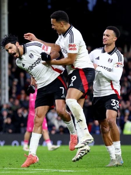 Jimenez, do Fulham, celebra gol em empate com o Ipswich