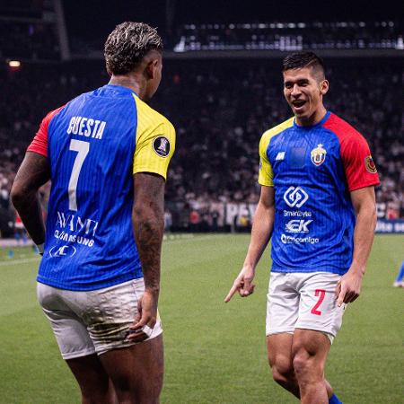 Cuesta e Kendrys comemoram gol da Universidad Central sobre o Corinthians