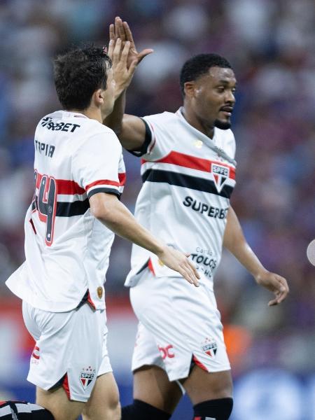 Tapia e Sabino comemoram gol do São Paulo sobre o Fortaleza em duelo do Brasileirão