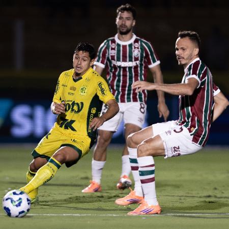 Renê tenta fazer o desarme durante Mirassol x Fluminense, jogo do Brasileirão Renê tenta fazer o desarme durante Mirassol x Fluminense, jogo do Brasileirão
