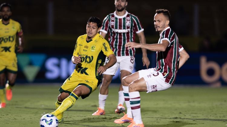 Renê tenta fazer o desarme durante Mirassol x Fluminense, jogo do Brasileirão Renê tenta fazer o desarme durante Mirassol x Fluminense, jogo do Brasileirão