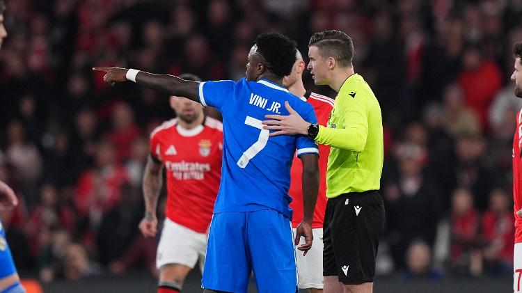 Vinicius Junior, do Real Madrid, conversa com o árbitro durante partida contra o Benfica, na Champions League