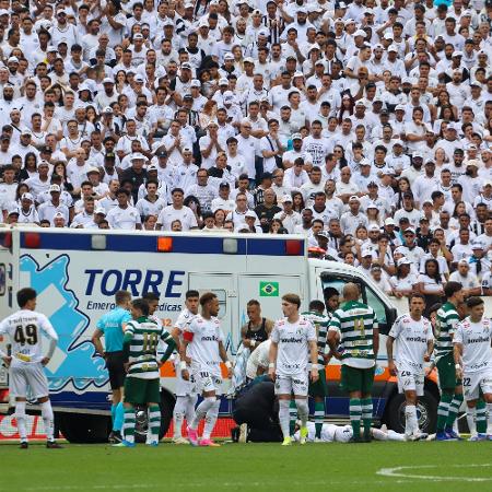 Luan Peres, zagueiro do Santos sai de ambulância, durante partida entre Santos x Coritiba Luan Peres, zagueiro do Santos sai de ambulância, durante partida entre Santos x Coritiba