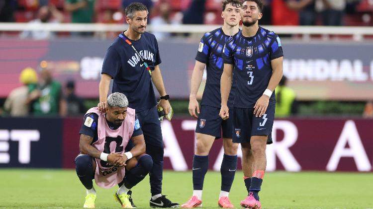 Jogadores do Uruguai lamentam eliminação, após derrota por 1 a 0 para Espanha no terceiro jogo