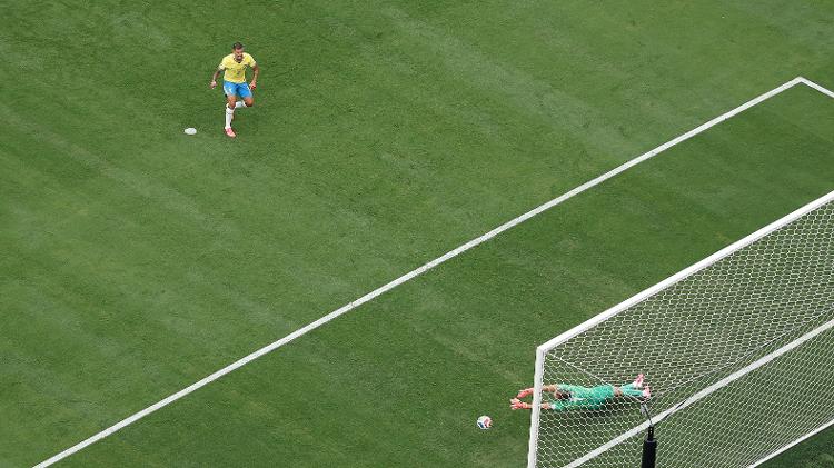 bruno-guimaraes-erra-penalti-na-partida-entre-brasil-e-noruega-pelas-oitavas-de-final-da-copa-do-mundo-2026-1783283654325_v2_750x421 Brasil cai para Noruega na Copa e amarga maior jejum de títulos: impacto na economia e moral paulista