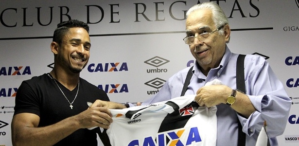 Eurico Miranda dá camisa para Jorge Henrique em apresentação em São Januário - Paulo Fernandes/Vasco