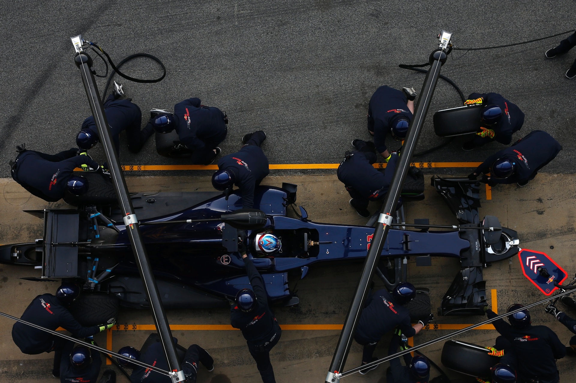 Max Verstappen para nos boxes durante teste da Toro Rosso em Barcelona na terça-feira (23) - Sergio Perez/Reuters