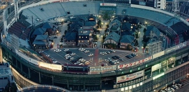Estádio de Osaka no fim da década de 1990, pouco antes de ser demolido - Reprodução/Twitter
