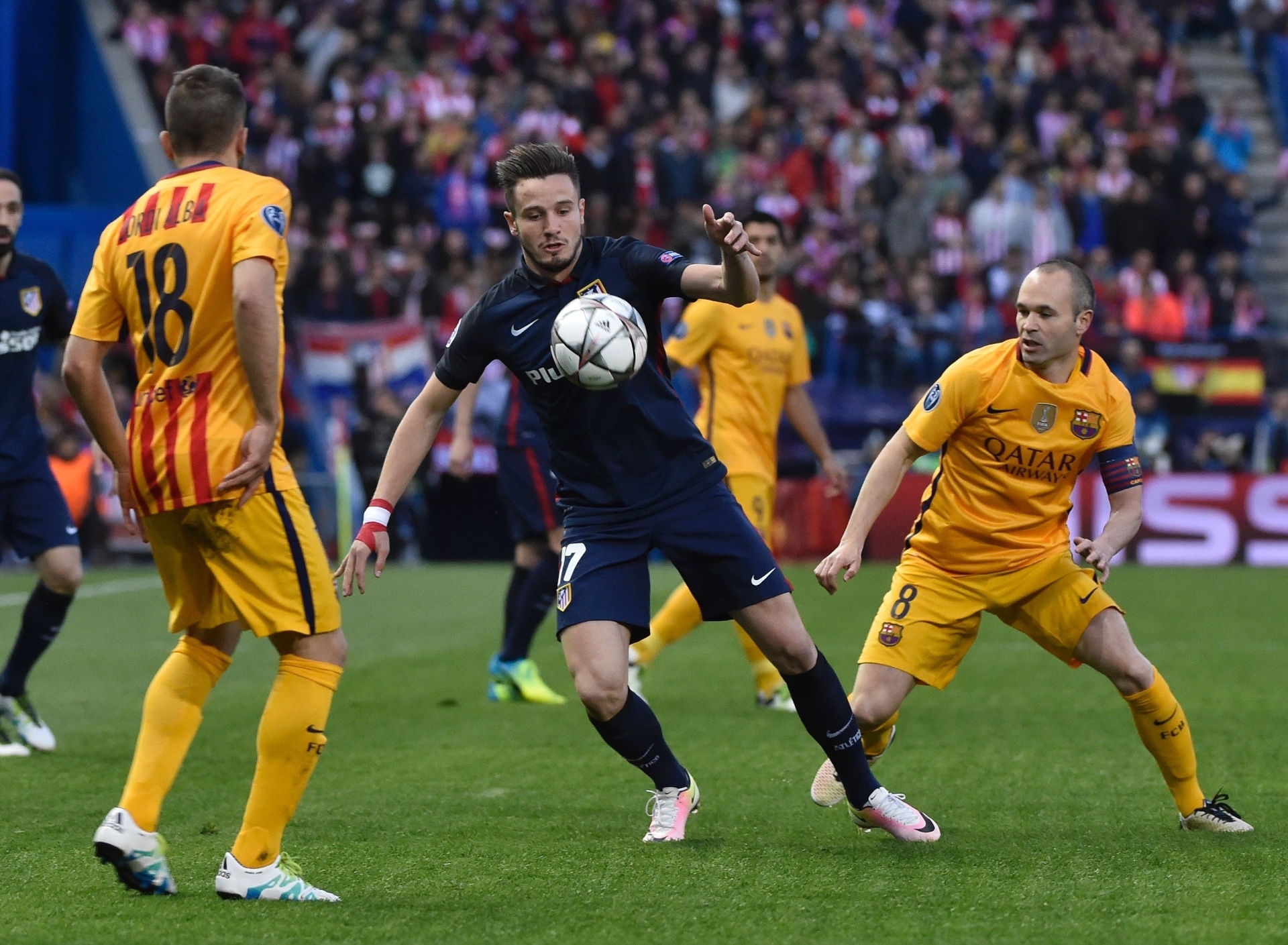 Saul Niguez tenta superar a marcação de Jordi Alba na partida entre Barcelona e Atlético de Madri pela Liga dos Campeões - Gerard Julien/AFP Photo