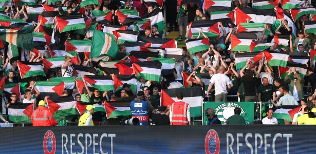 Torcedores do Celtic exibiram as bandeiras no playoff da Liga dos Campeões - Russell Cheyne/Reuters