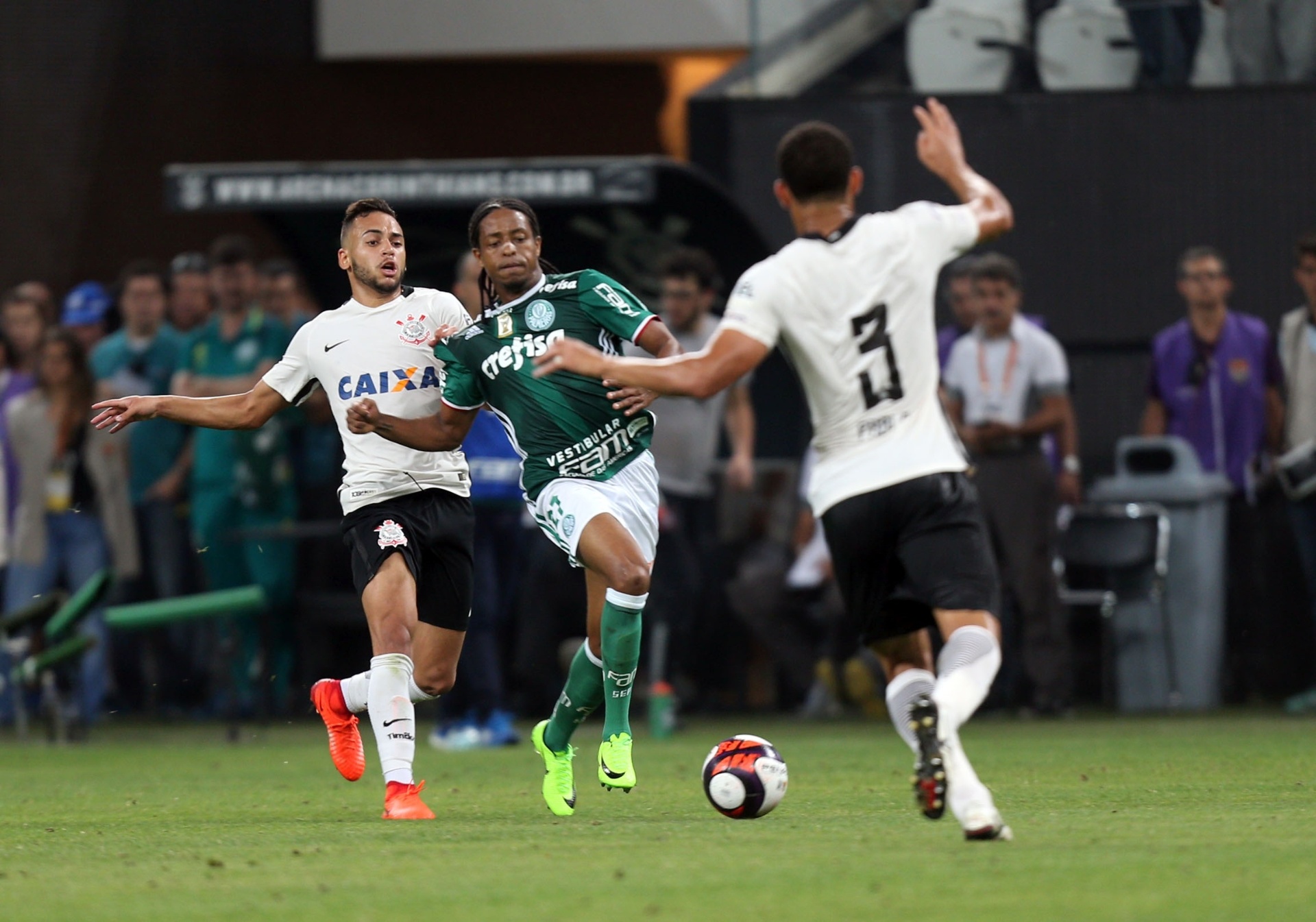 Onde está o Gabriel? Keno é puxado por Maycon e observado por Pablo. Foi com essa falta que Gabriel acabou expulso - J.F.DIORIO/ESTADÃO CONTEÚDO