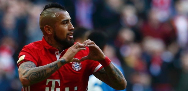 Vidal, atacante do Bayern, celebra seu gol contra o Hamburgo - MICHAELA REHLE/REUTERS