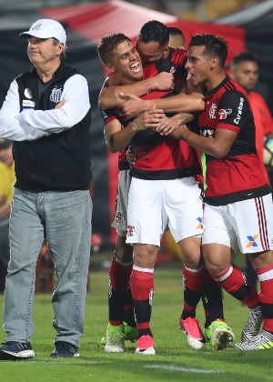 Cuéllar comemora o golaço pelo Flamengo enquanto Levir Culpi lamenta no Santos - Gilvan de Souza/ Flamengo - Gilvan de Souza/ Flamengo