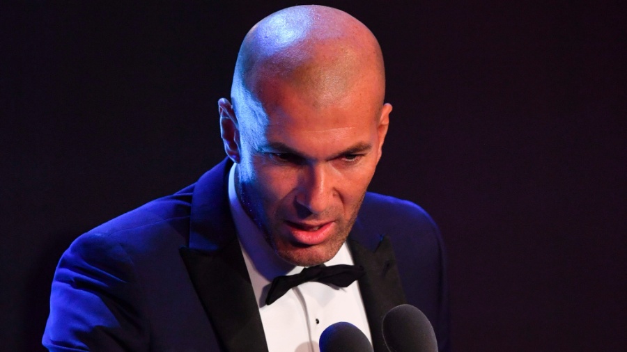Zinedine Zidane discursa após ser eleito o melhor técnico de 2017 em premiação da Fifa - Ben Stansall/AFP