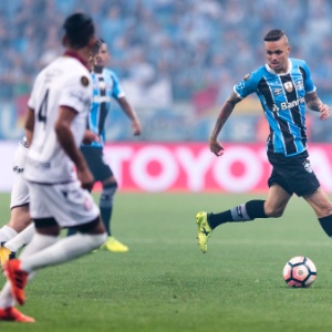 O atacante Luan em ação na final da Libertadores entre Grêmio e Lanús, em Porto Alegre - undefined
