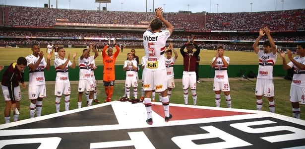 Lugano é reverenciado pelos jogadores do São Paulo em sua despedida - Rubens Chiri/saopaulofc.net