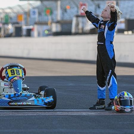 Sebastian, filho do piloto Dan Wheldon, homenageia o pai em Indianápolis - IndyCar