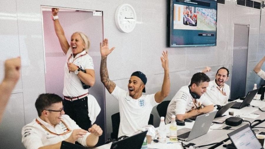 Lewis Hamilton celebra gol da Inglaterra durante reunião com engenheiros da Mercedes - Instagram/Reprodução