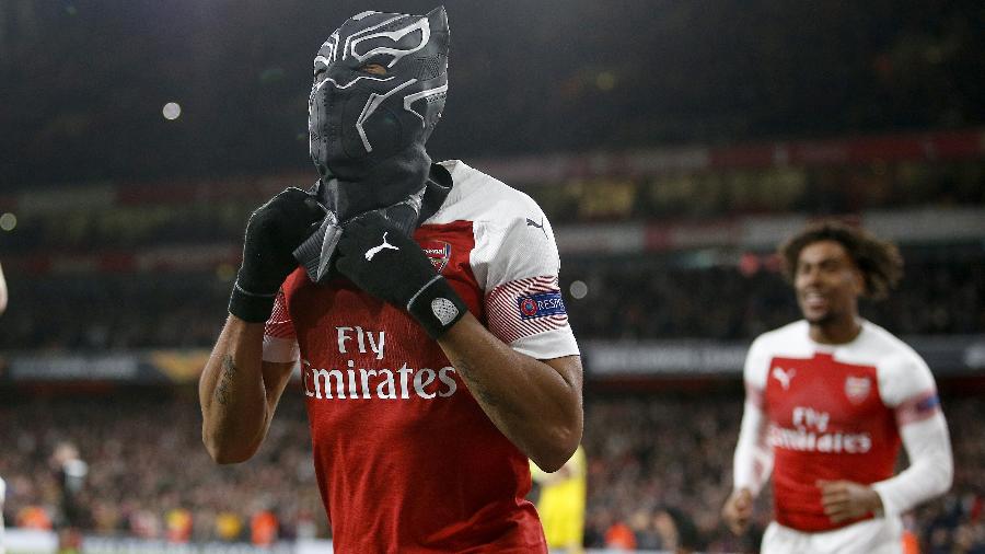 Aubameyang veste máscara do Pantera Negra em jogo pelo Arsenal - Matthew Impey/Xinhua