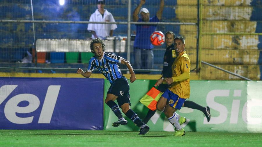 Rafael Galhardo treinou em outra posição e pode ser utilizado como meia pela direita - Lucas Uebel/Grêmio