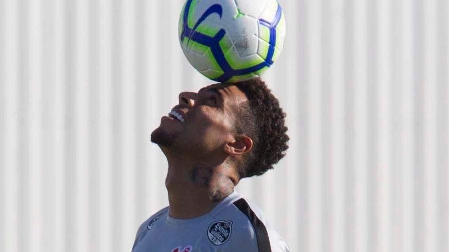 Gustagol equilibra a bola na cabeça durante treino do Corinthians no CT Joaquim Grava, em fevereiro de 2019 - Daniel Augusto Jr/Ag. Corinthians
