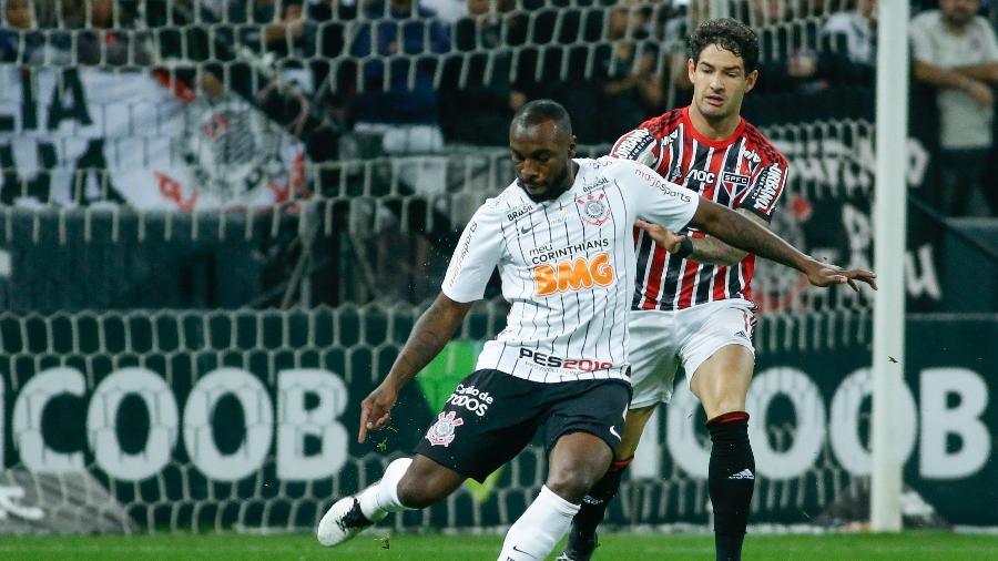 Manoel e Pato em ação no clássico Corinthians e São Paulo - Marcello Zambrana/AGIF