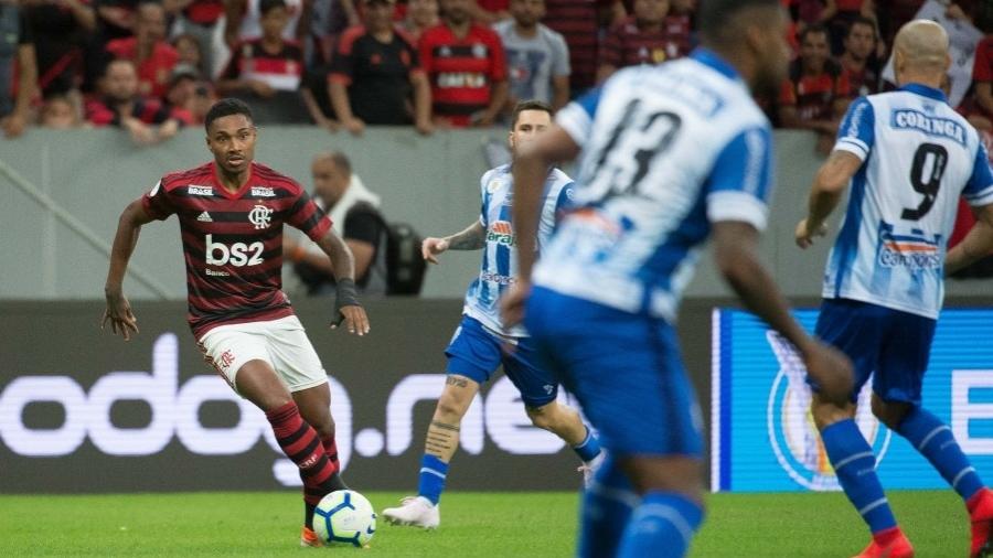 Vitinho balançou a rede na vitória sobre o CSA, última antes da paralisação - Alexandre Vidal / Flamengo