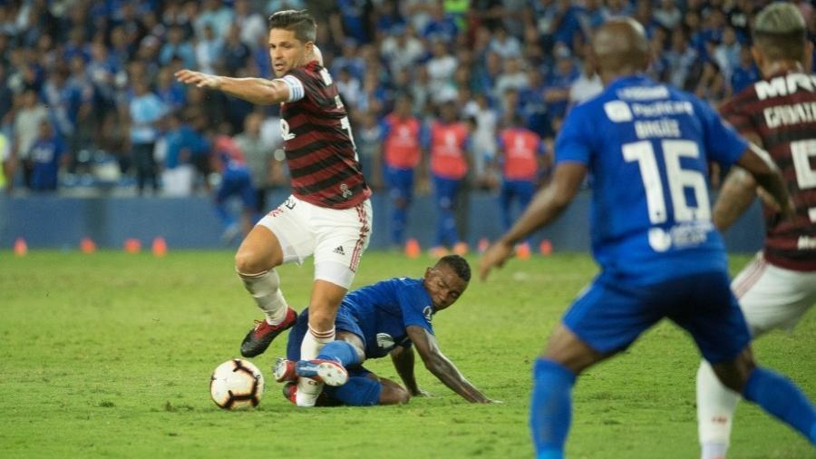 Diego sofre falta de Dixon Arroyo em partida contra o Emelec - sequência 3 - Alexandre Vidal / Flamengo