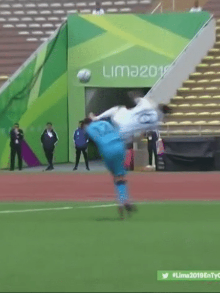 Nicolás González acerta chute na cabeça do goleiro equatoriano em jogo pelo Pan de Lima - Reprodução