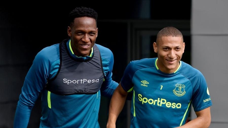 Yerri Mina e Richarlison brincam antes de treinamento do Everton - Tony McArdle/Everton/Getty Images