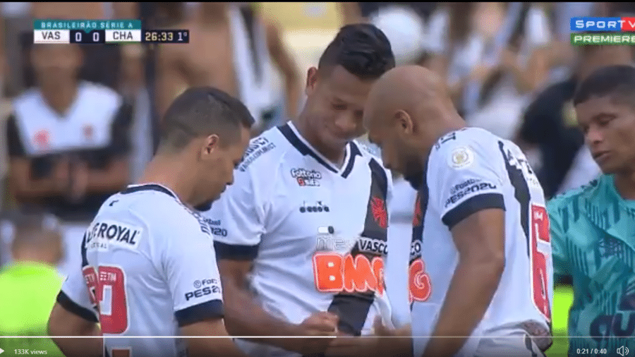 Jogadores do Vasco em lance inusitado contra a Chapecoense - Reprodução